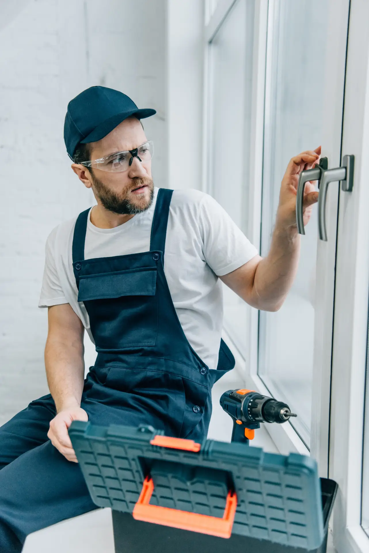 Locksmith Performing Mantenace